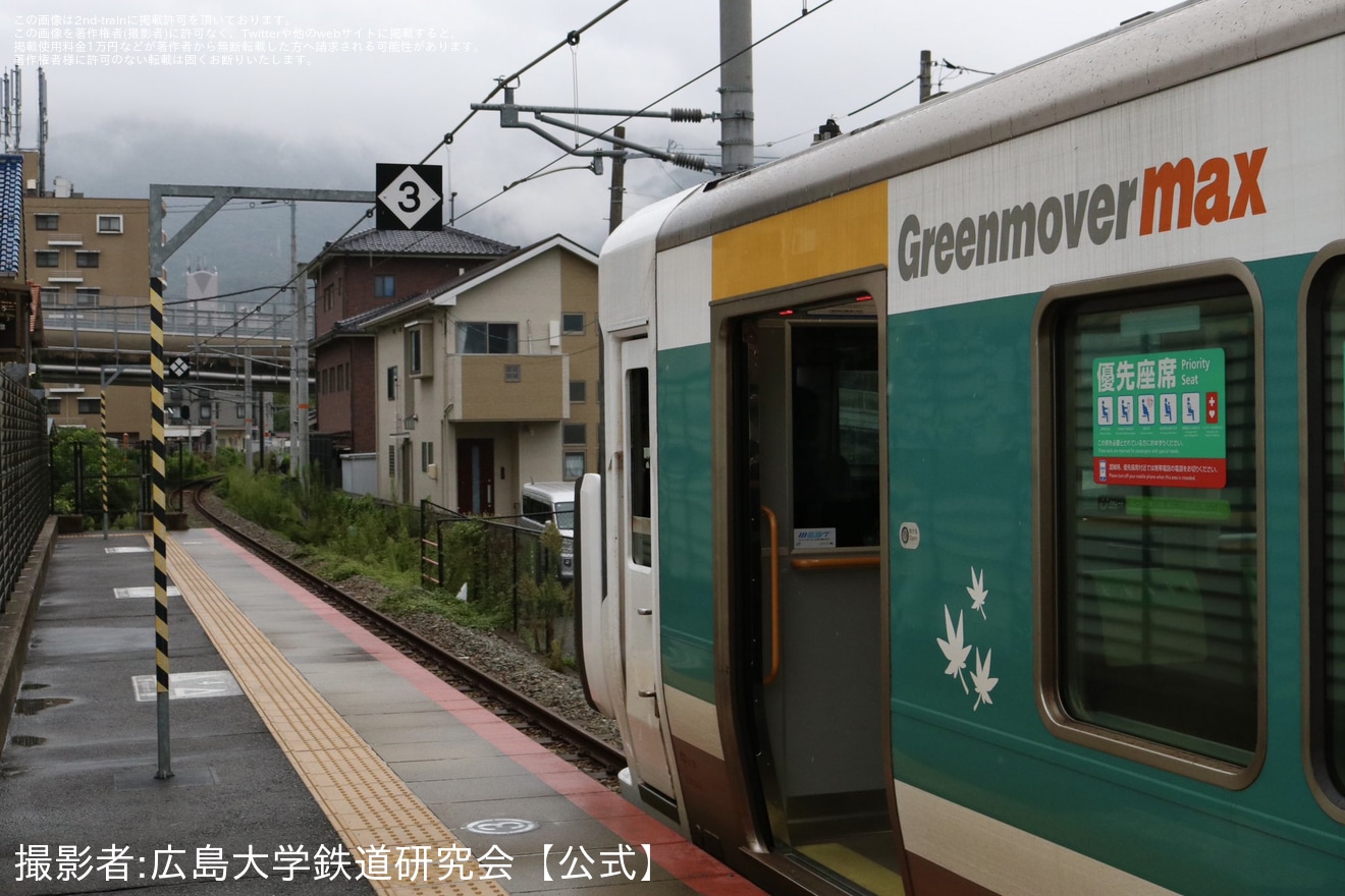 【JR西】227系A12編成「ラッピングコラボトレイン」が可部線で運用の拡大写真