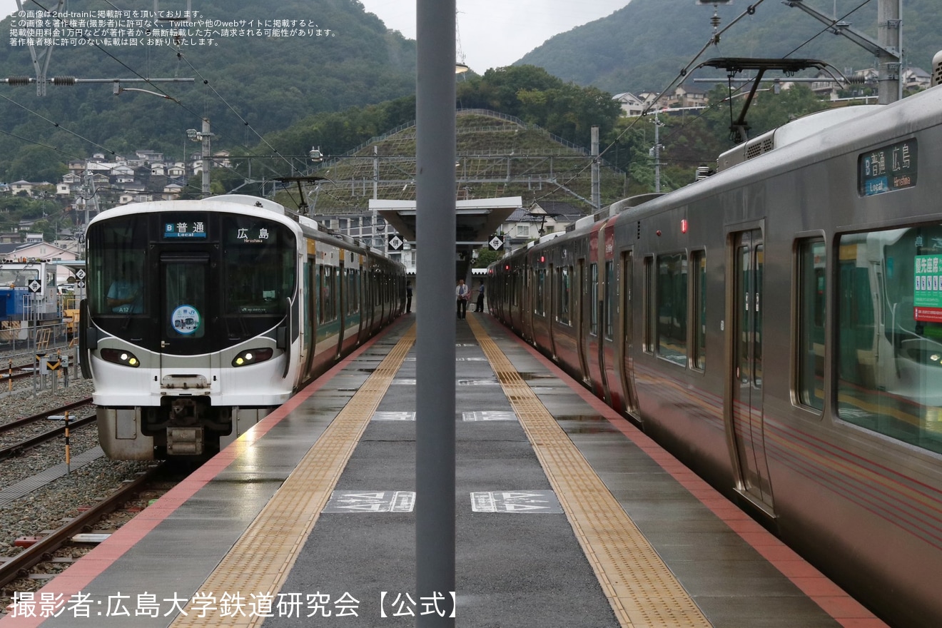 【JR西】227系A12編成「ラッピングコラボトレイン」が可部線で運用の拡大写真