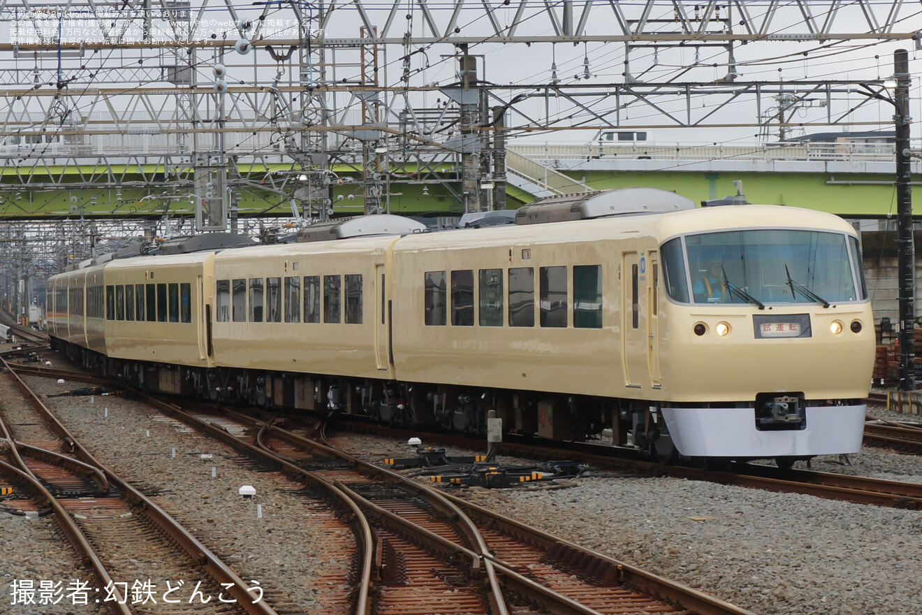 【西武】10000系10108Fがアイボリーホワイト単色で武蔵丘車両検修場出場試運転の拡大写真