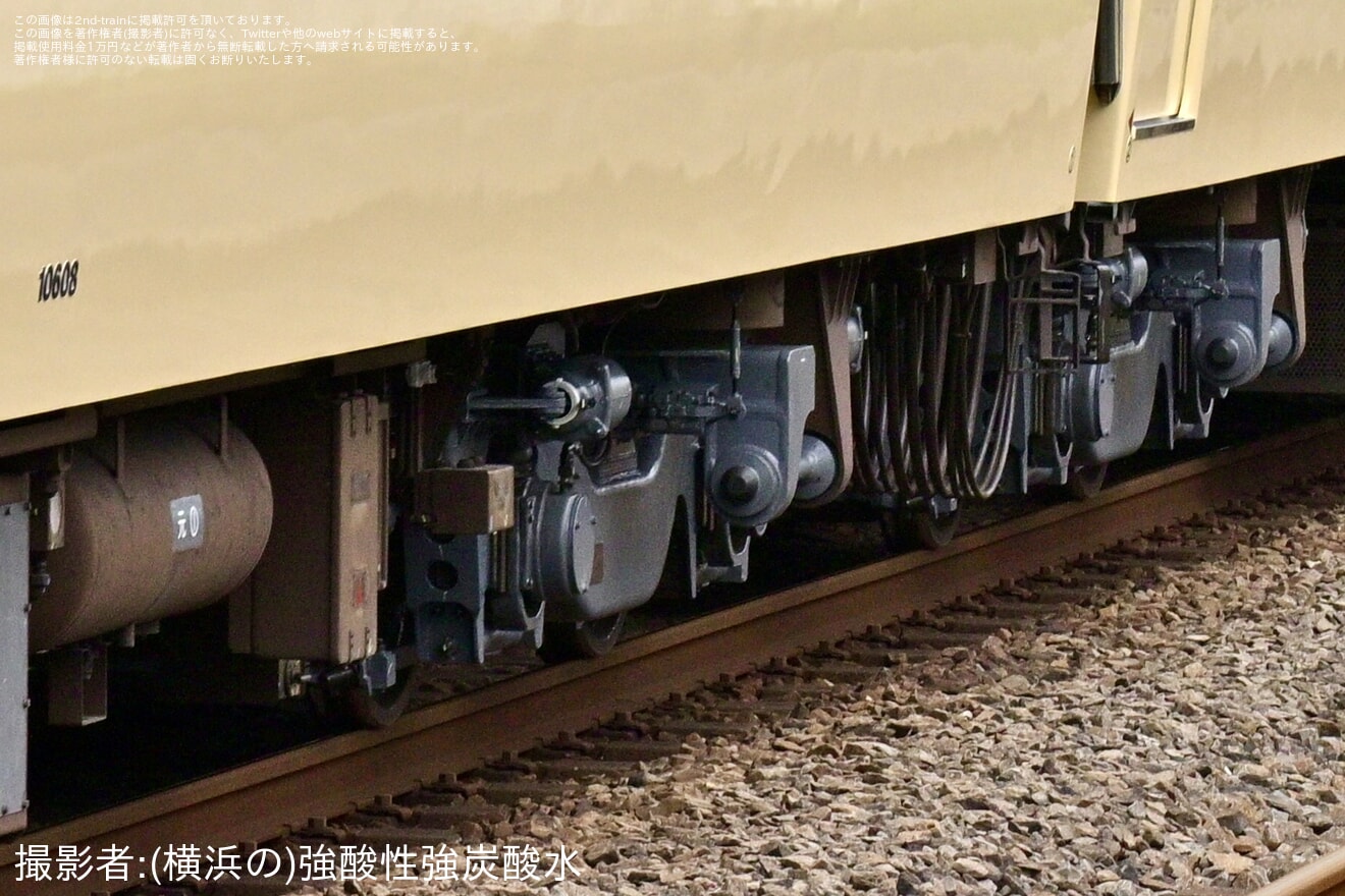 【西武】10000系10108Fがアイボリーホワイト単色で武蔵丘車両検修場出場試運転の拡大写真
