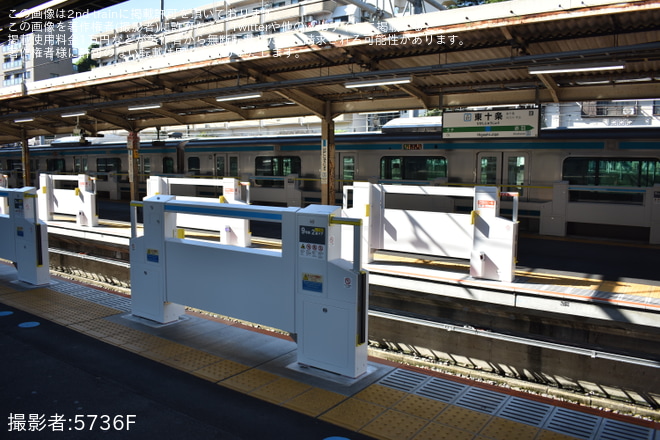 【JR東】京浜東北線 東十条駅2番線にホームドアが設置 - 東十条駅にて撮影