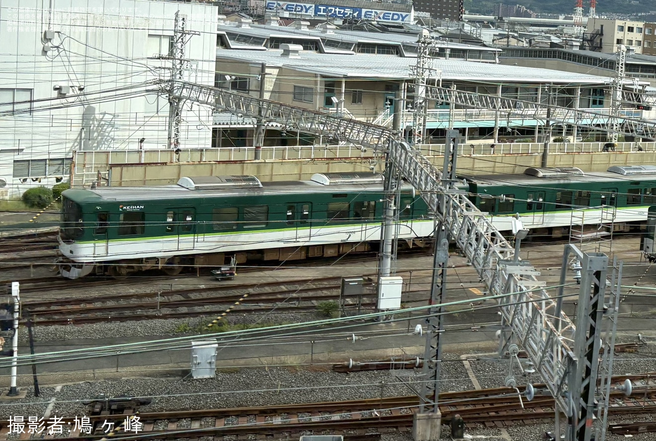 【京阪】10000系10004Fに車側カメラが設置の拡大写真