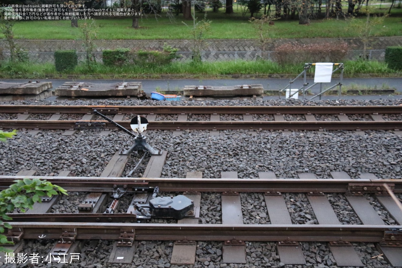 【JR東】長浦駅姉ケ崎方の仮設折り返し設備で分岐器と架線が設置の拡大写真