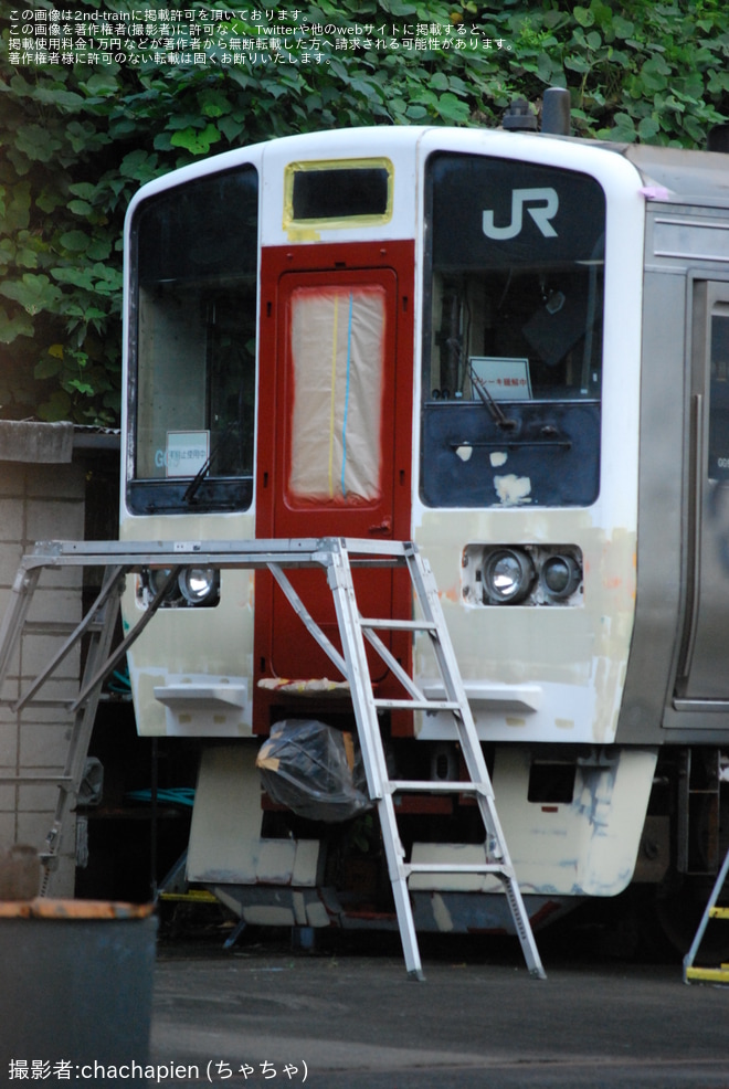 【流鉄】6000形改造中の元211系2両で前面貫通扉が赤色に - 流山駅にて撮影