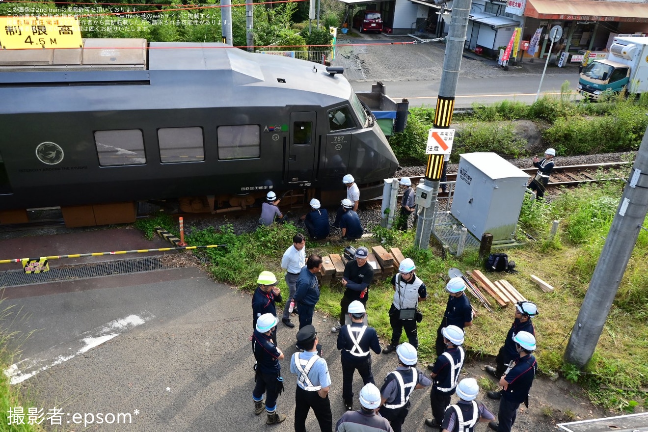 【JR九】787系Bo108編成が北俣駅構内の踏切でダンプカーと衝突の拡大写真