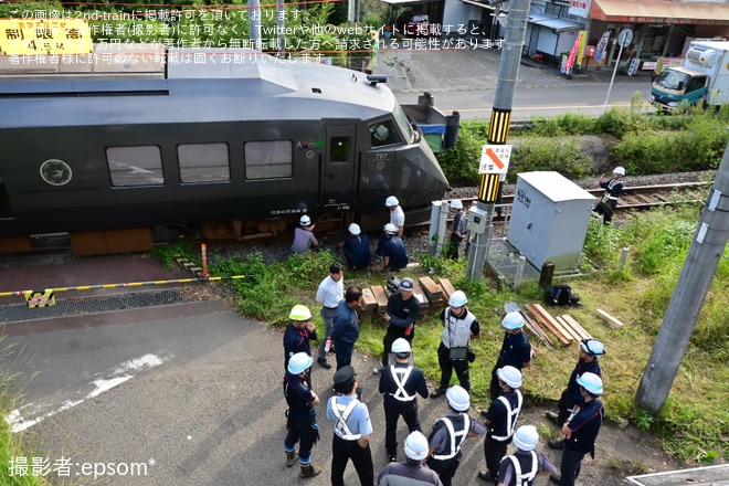 【JR九】787系Bo108編成が北俣駅構内の踏切でダンプカーと衝突（4枚目）