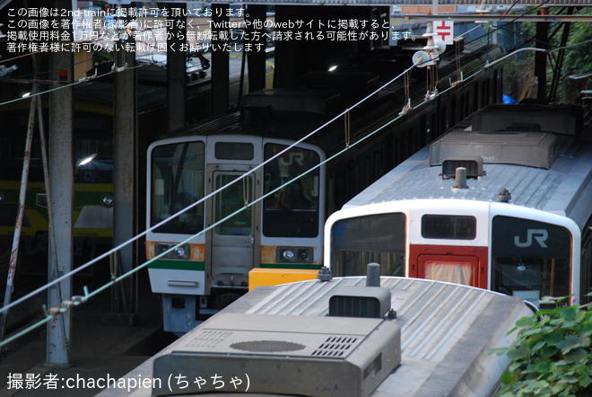 【流鉄】6000形改造中の元211系2両で前面貫通扉が赤色に - 流山駅にて撮影