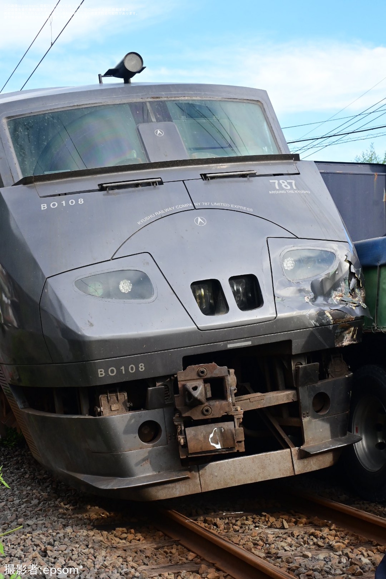 【JR九】787系Bo108編成が北俣駅構内の踏切でダンプカーと衝突の拡大写真