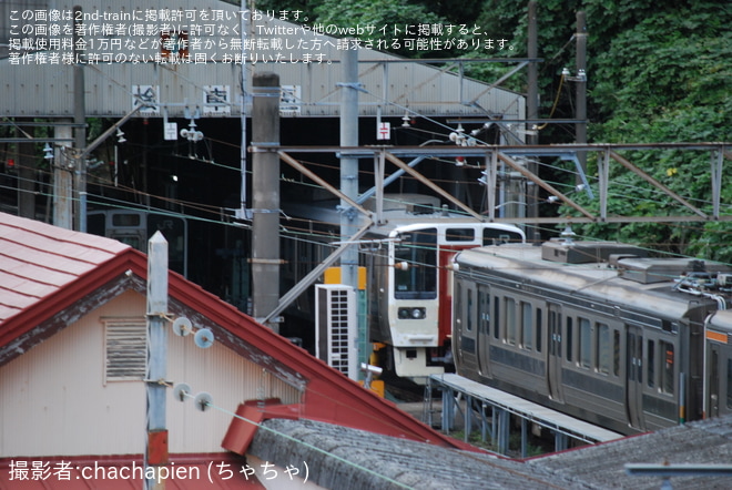 【流鉄】6000形改造中の元211系2両で前面貫通扉が赤色に - 流山駅にて撮影