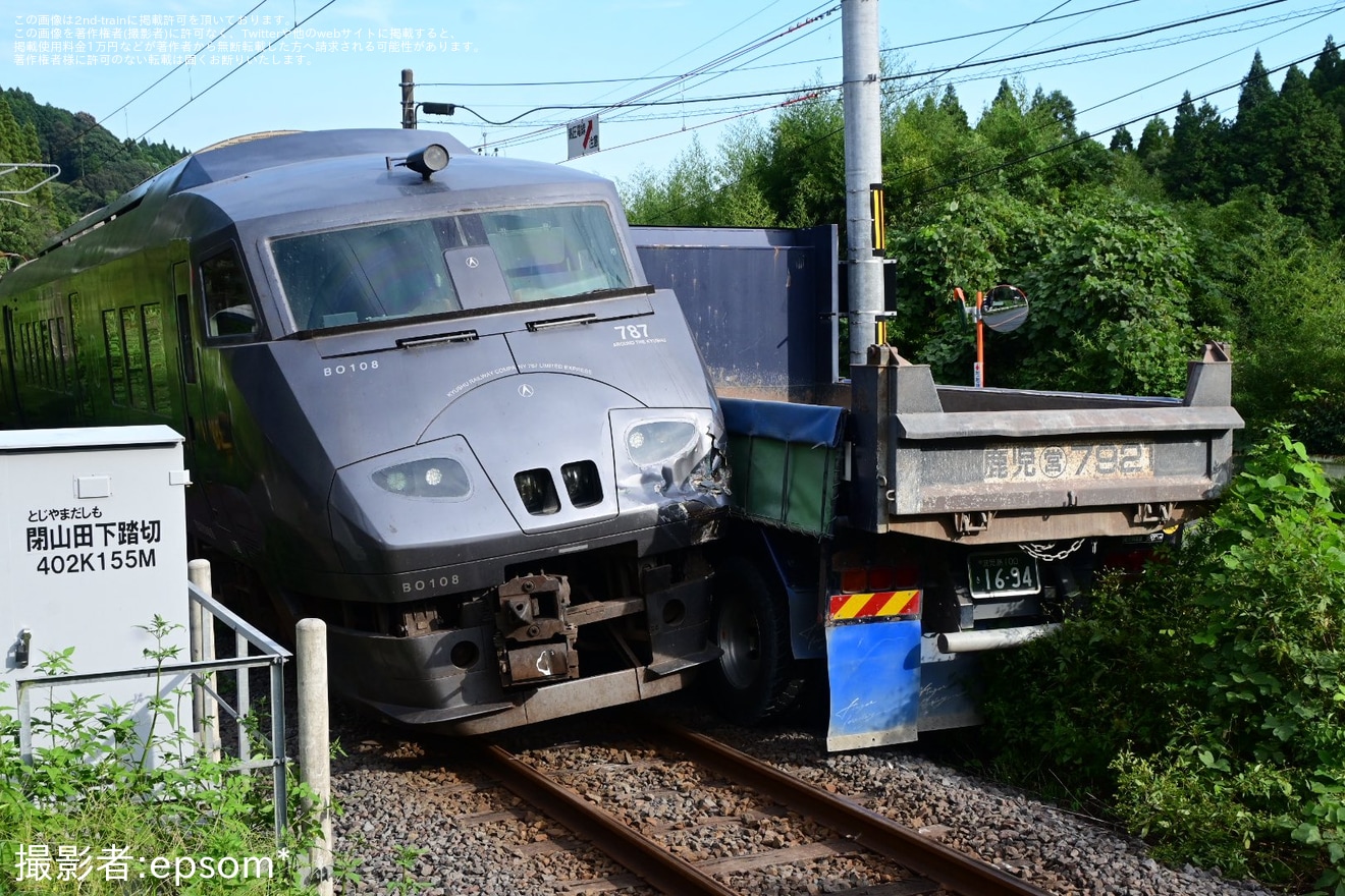 【JR九】787系Bo108編成が北俣駅構内の踏切でダンプカーと衝突の拡大写真