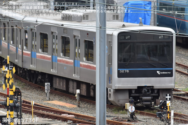 【小田急】3000形3276×6の帯が一部剥がされた状態で確認 - 大野総合車両所付近にて撮影