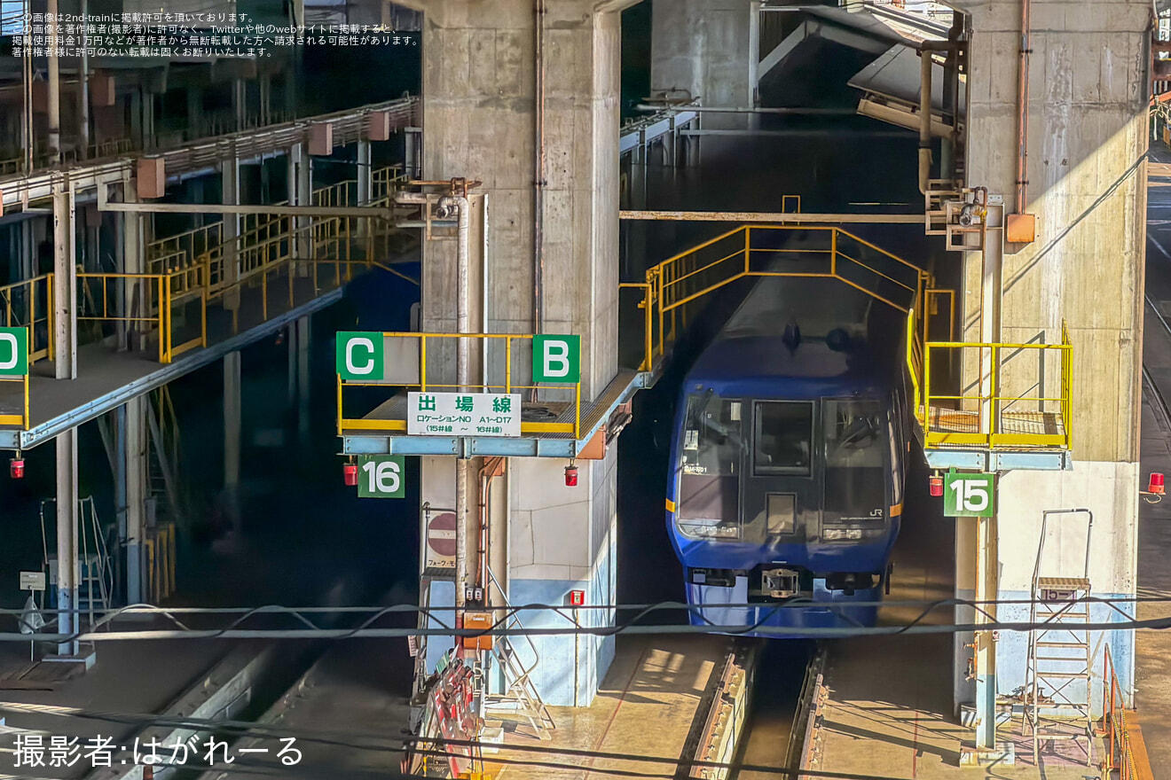 【JR東】253系OM-N01編成が新エクステリアデザインとなり出場線への拡大写真