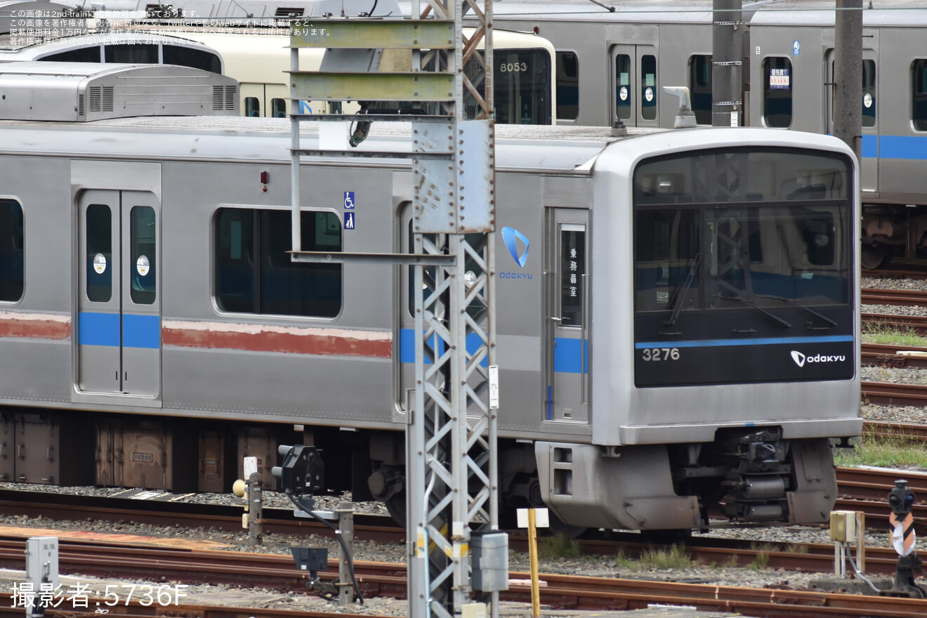 【小田急】3000形3276×6の帯が一部剥がされた状態で確認の拡大写真