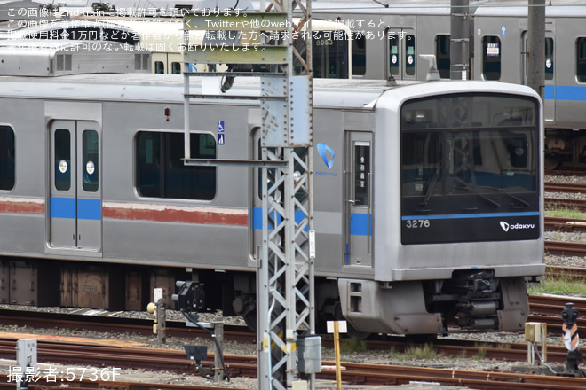 【小田急】3000形3276×6の帯が一部剥がされた状態で確認 - 大野総合車両所付近にて撮影