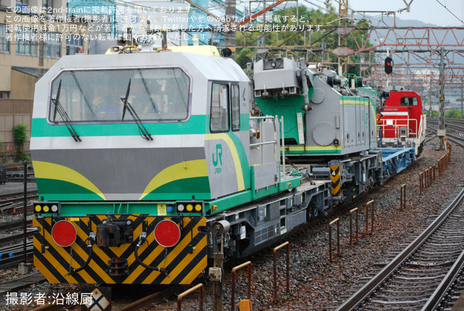 【JR貨】鉄道クレーン車KRC810N-2が膳所へ甲種輸送を膳所駅で撮影した写真