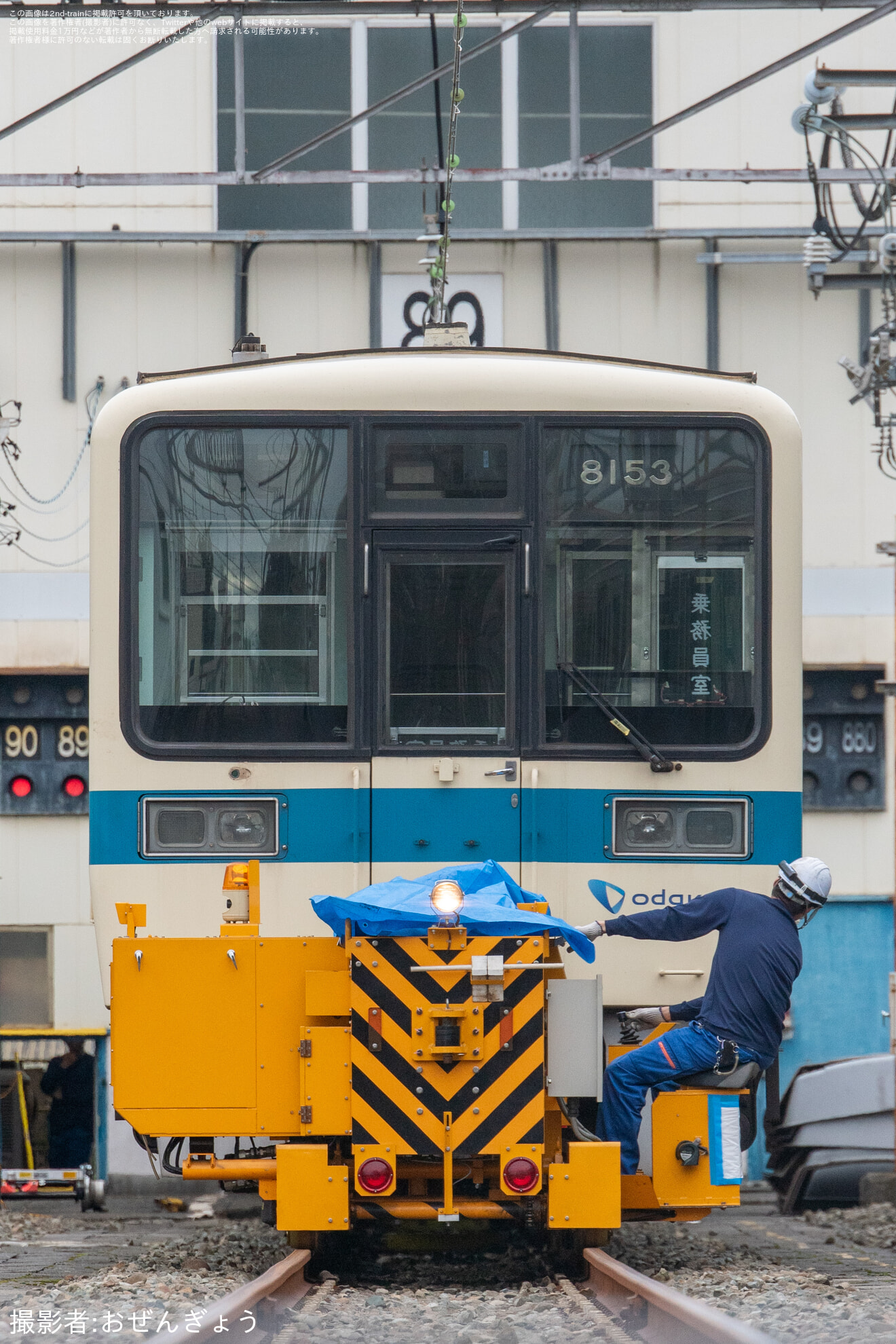 【小田急】8000形8053F(8053×4)廃車に伴いクーラー・部品撤去が始まるの拡大写真