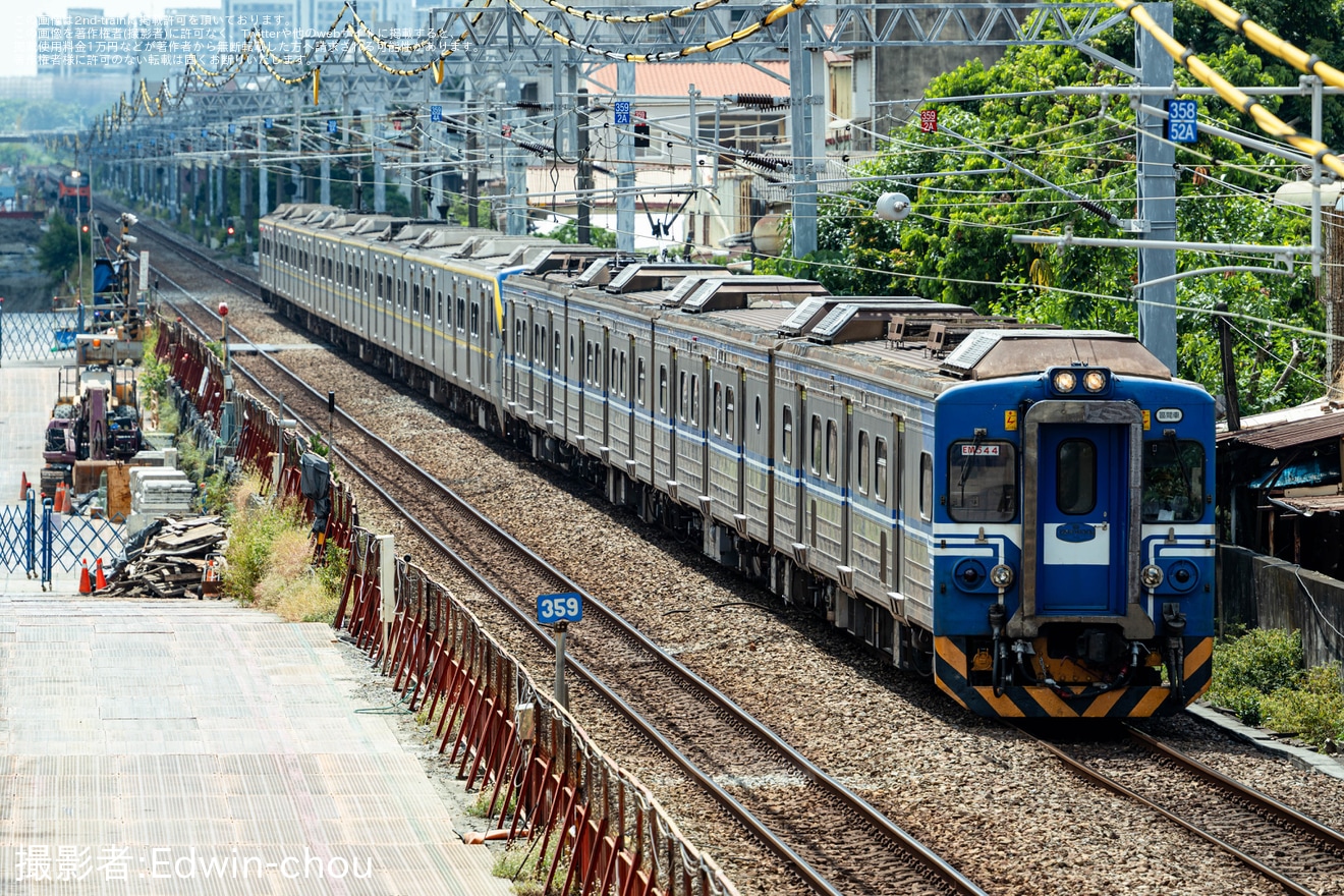 【台鉄】EMU500型故障でEMU800型が推進救援し併結運転の拡大写真
