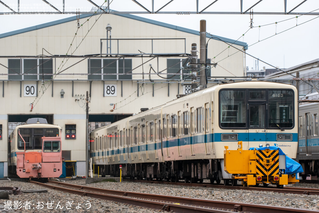 【小田急】8000形8053F(8053×4)廃車に伴いクーラー・部品撤去が始まるの拡大写真