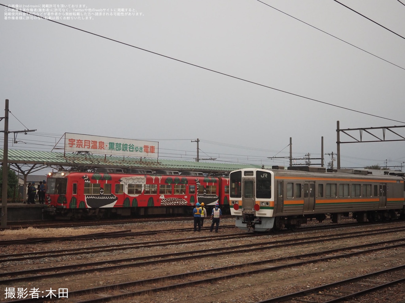 【地鉄】元JR東海213系5000番台4編成が魚津へ到着しモーターカーで入換の拡大写真