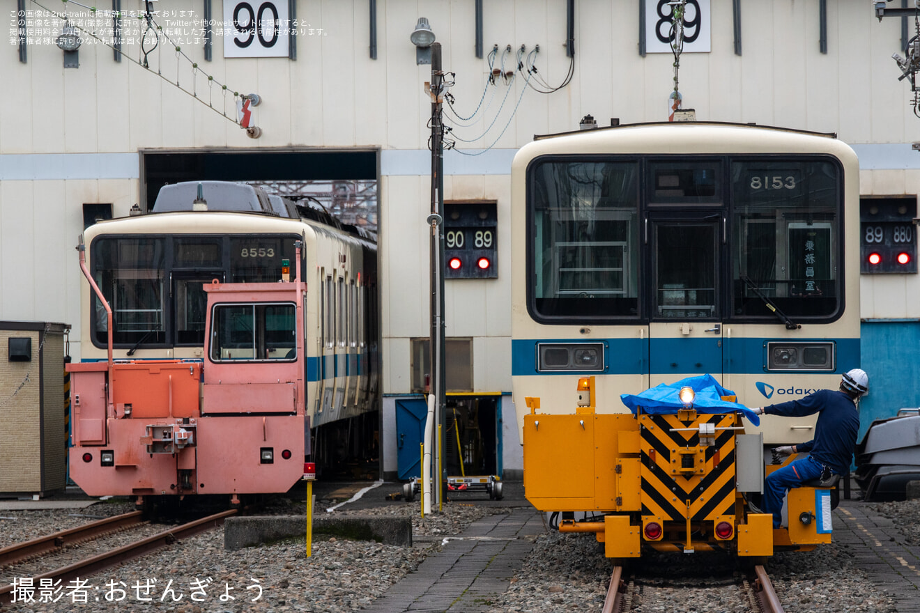 【小田急】8000形8053F(8053×4)廃車に伴いクーラー・部品撤去が始まるの拡大写真