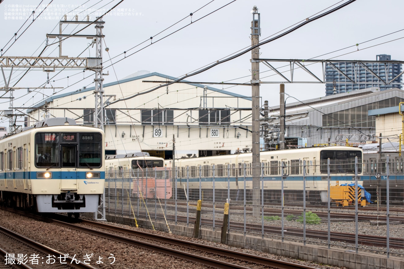 【小田急】8000形8053F(8053×4)廃車に伴いクーラー・部品撤去が始まるの拡大写真