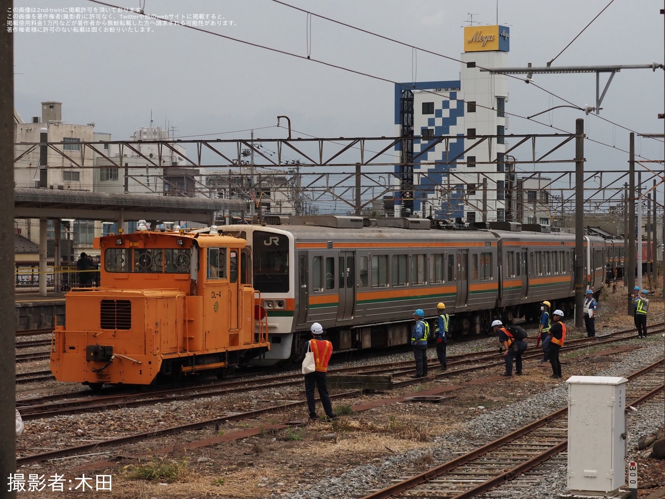 【地鉄】元JR東海213系5000番台4編成が魚津へ到着しモーターカーで入換の拡大写真