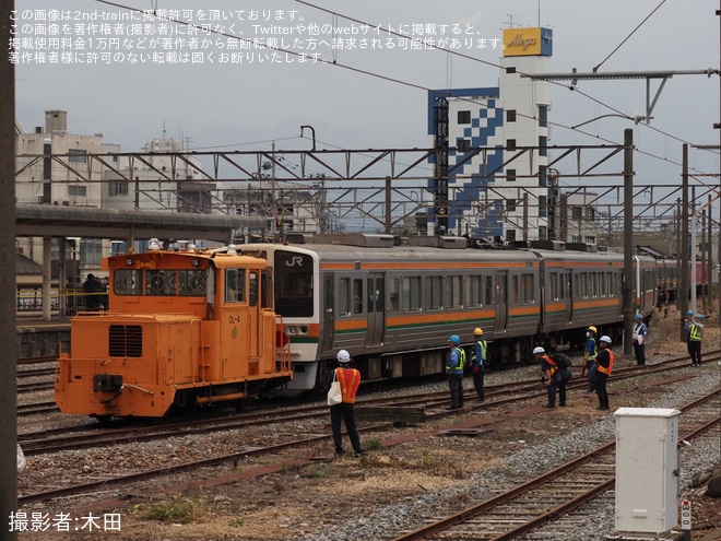 【地鉄】元JR東海213系5000番台4編成が魚津へ到着しモーターカーで入換（1枚目）