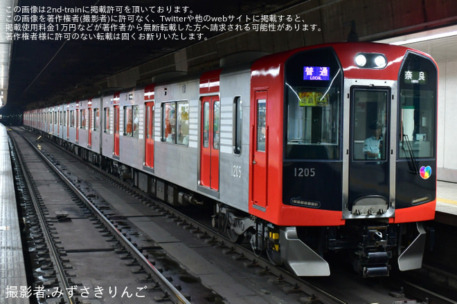 【阪神】「JERA セントラル・リーグ 2026優勝記念」副標を掲出 - 近鉄日本橋駅にて撮影