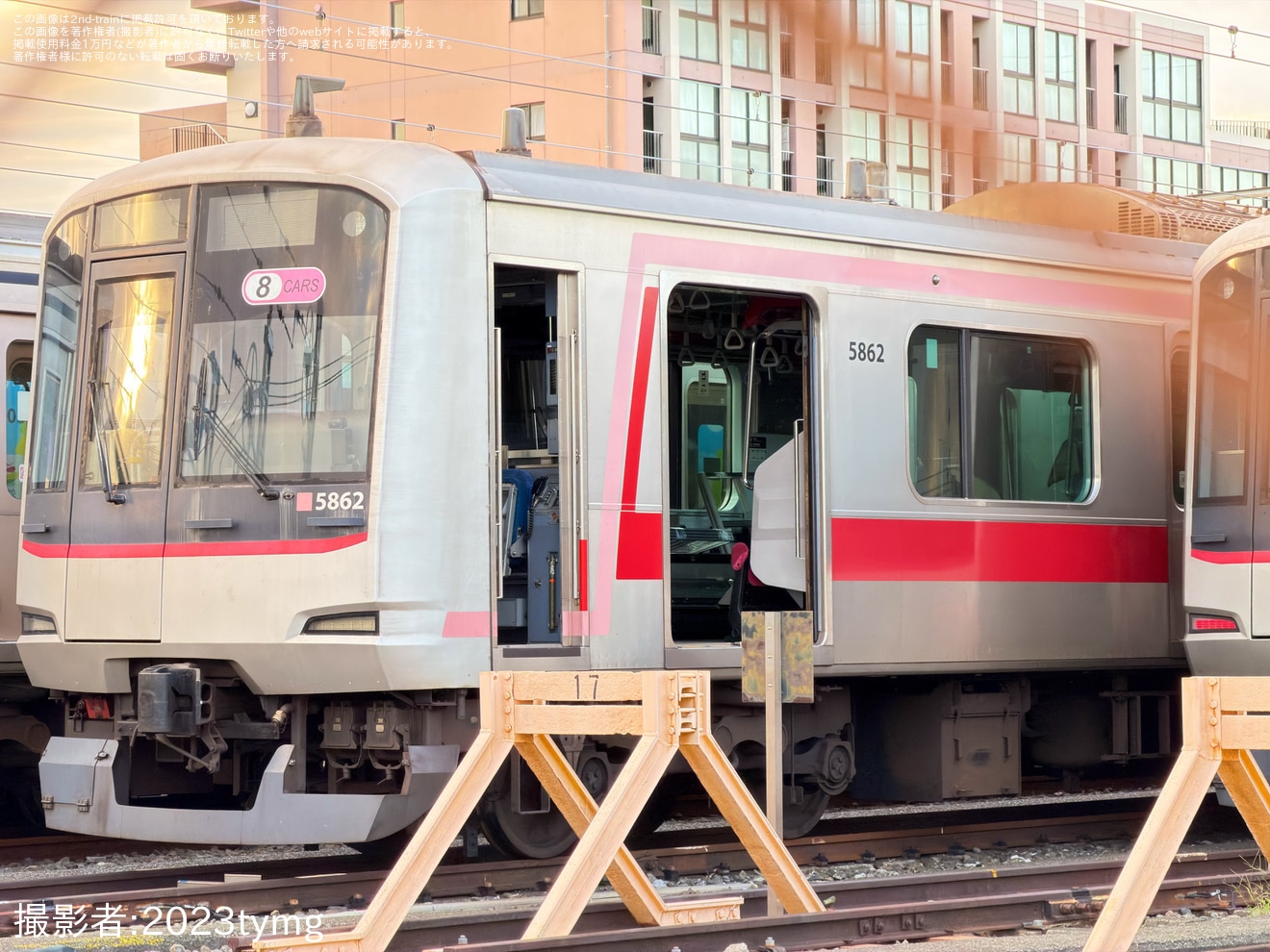 【東急】5050系5162Fで座席撤去が開始の拡大写真