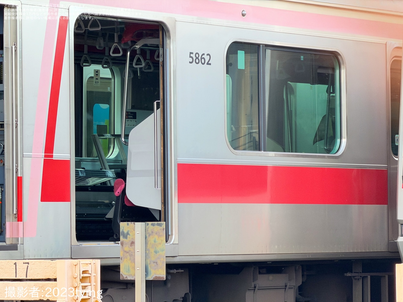 【東急】5050系5162Fで座席撤去が開始の拡大写真