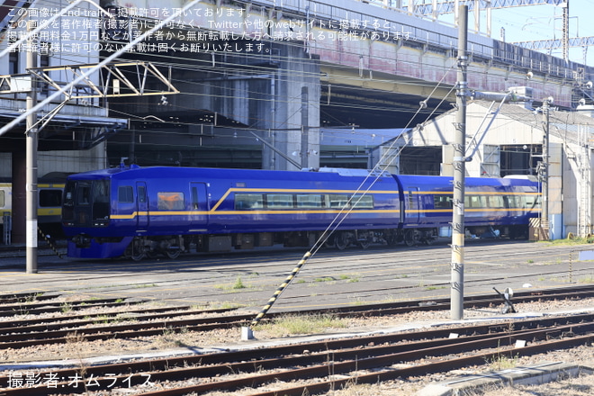 【JR東】253系OM-N01編成(新エクステリア塗装)が出場線で通電留置を大宮駅で撮影した写真