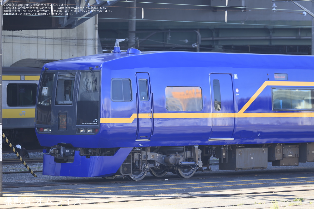 【JR東】253系OM-N01編成(新エクステリア塗装)が出場線で通電留置の拡大写真