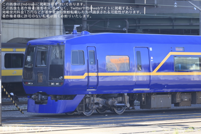 【JR東】253系OM-N01編成(新エクステリア塗装)が出場線で通電留置を大宮駅で撮影した写真