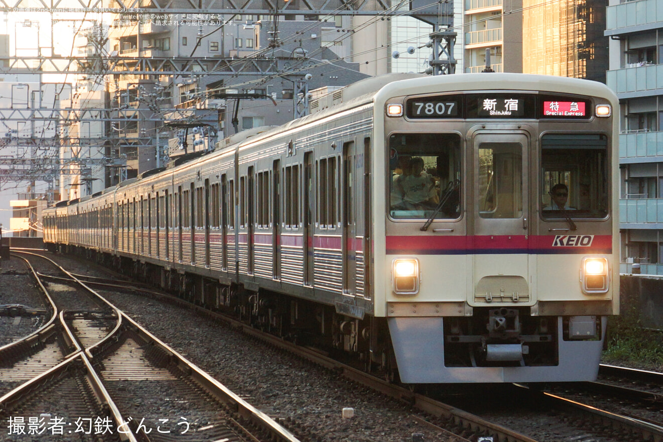 【京王】7000系7807F+7701Fの種別・行先表示器がフルカラーLED化されて営業運転に充当の拡大写真