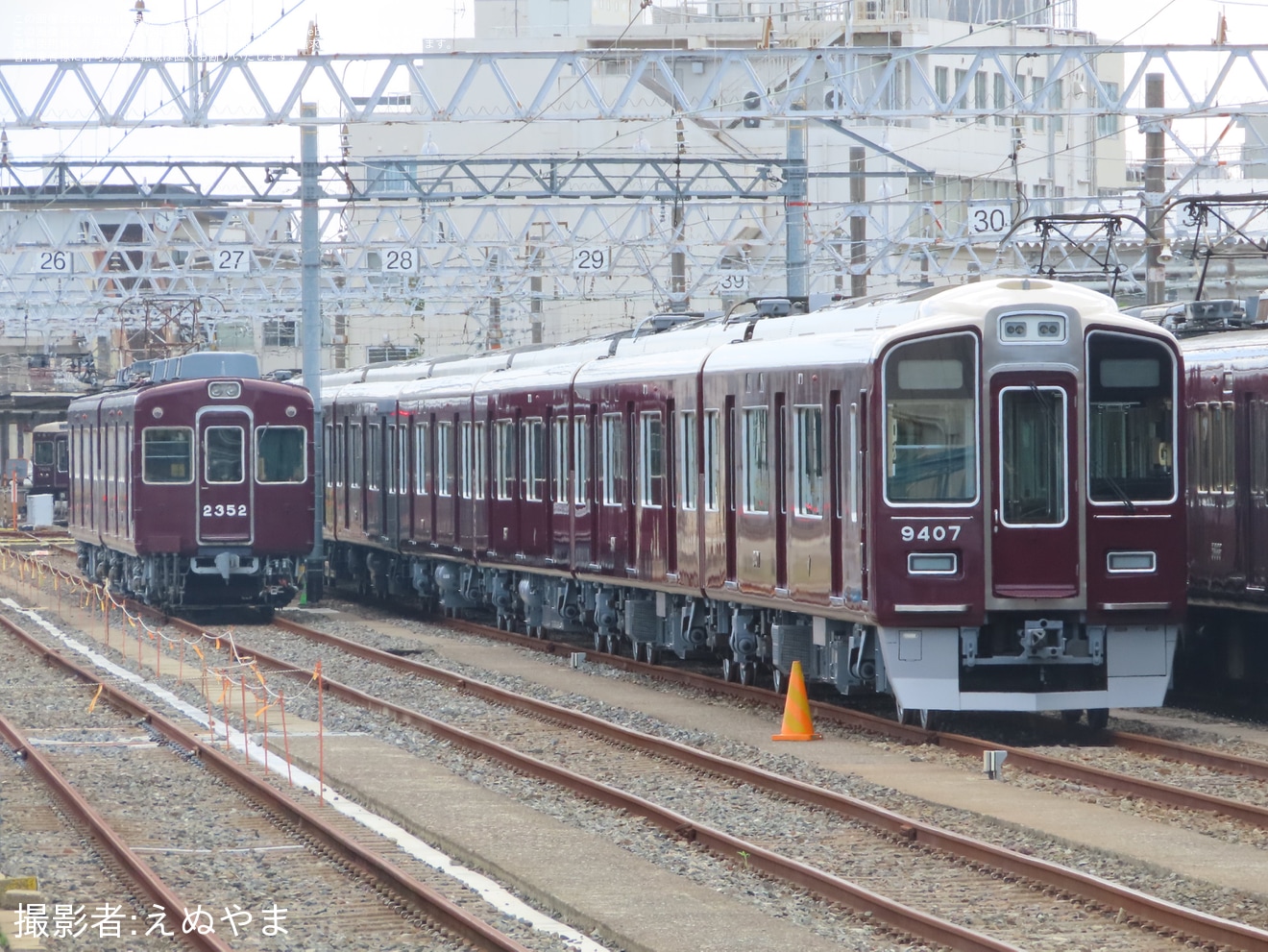 【阪急】9300系9307Fが誘導試験に向け旧2300系と並んで留置の拡大写真