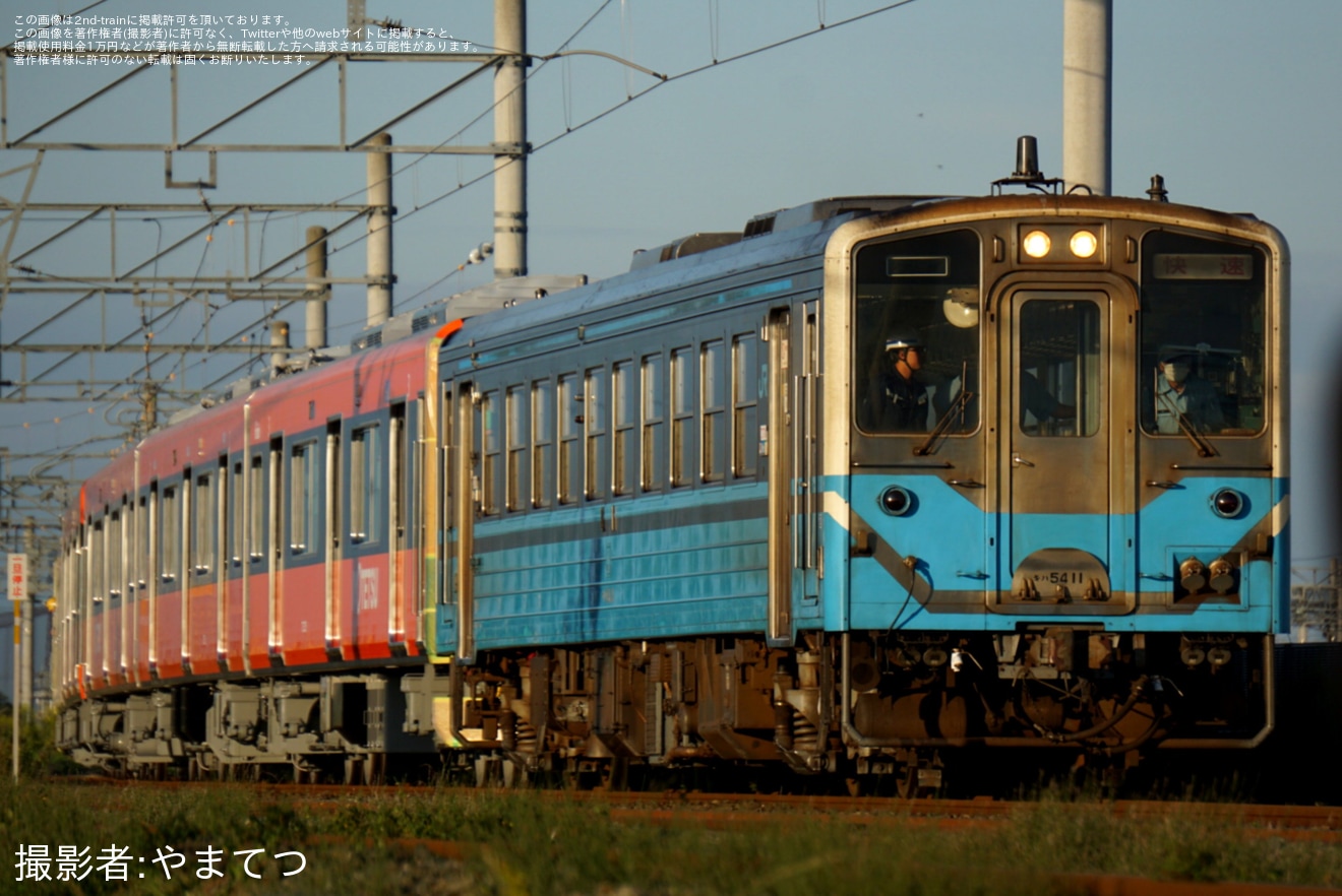 【伊予鉄】7000系7305F・7306Fがキハ54-11と松山運転所で入換の拡大写真