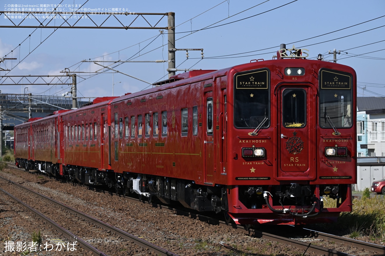 【JR北】観光列車「赤い星」RS143形4両が旭川方面へ向かい本線試運転の拡大写真
