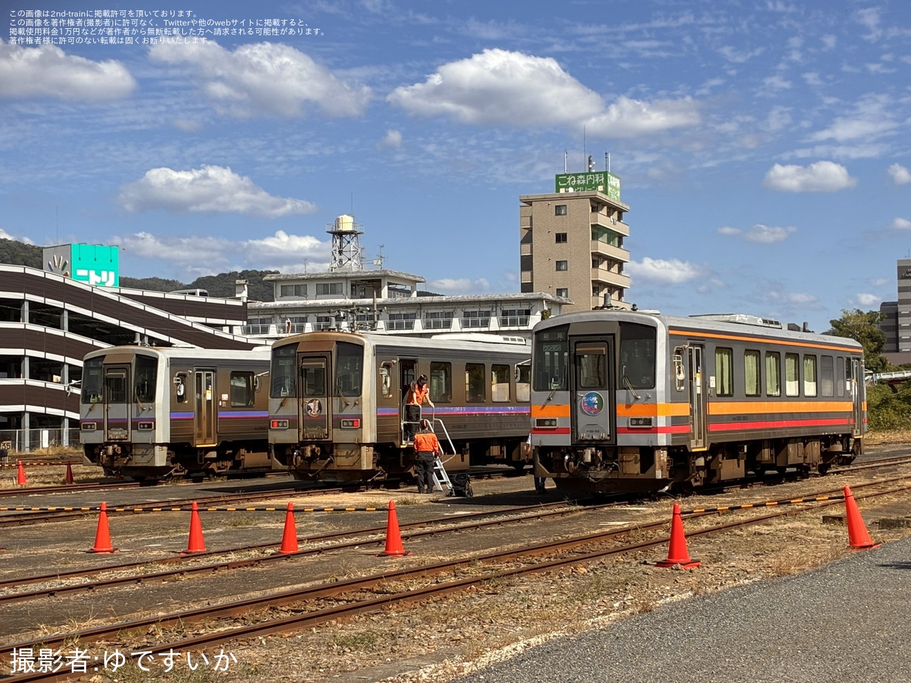 【JR西】キハ120形広島車・岡山車を並列展示「三次鉄道イベント」開催の拡大写真