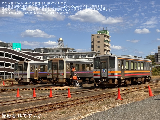 【JR西】キハ120形広島車・岡山車を並列展示「三次鉄道イベント」開催 - 三次駅にて撮影