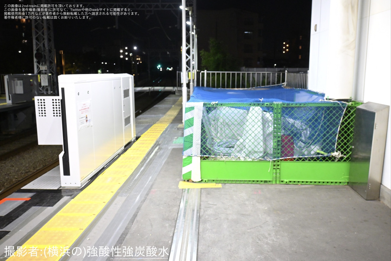【京急】港町駅2番線にホームドア・ホーム柵が設置の拡大写真