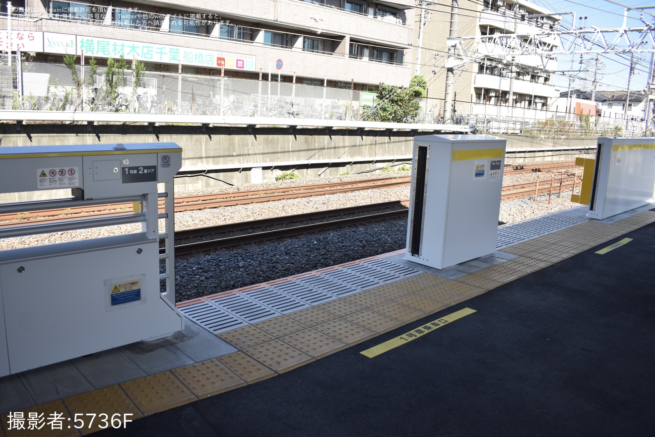 【JR東】中央・総武線各駅停車 東船橋駅2番線にホームドアが設置の拡大写真