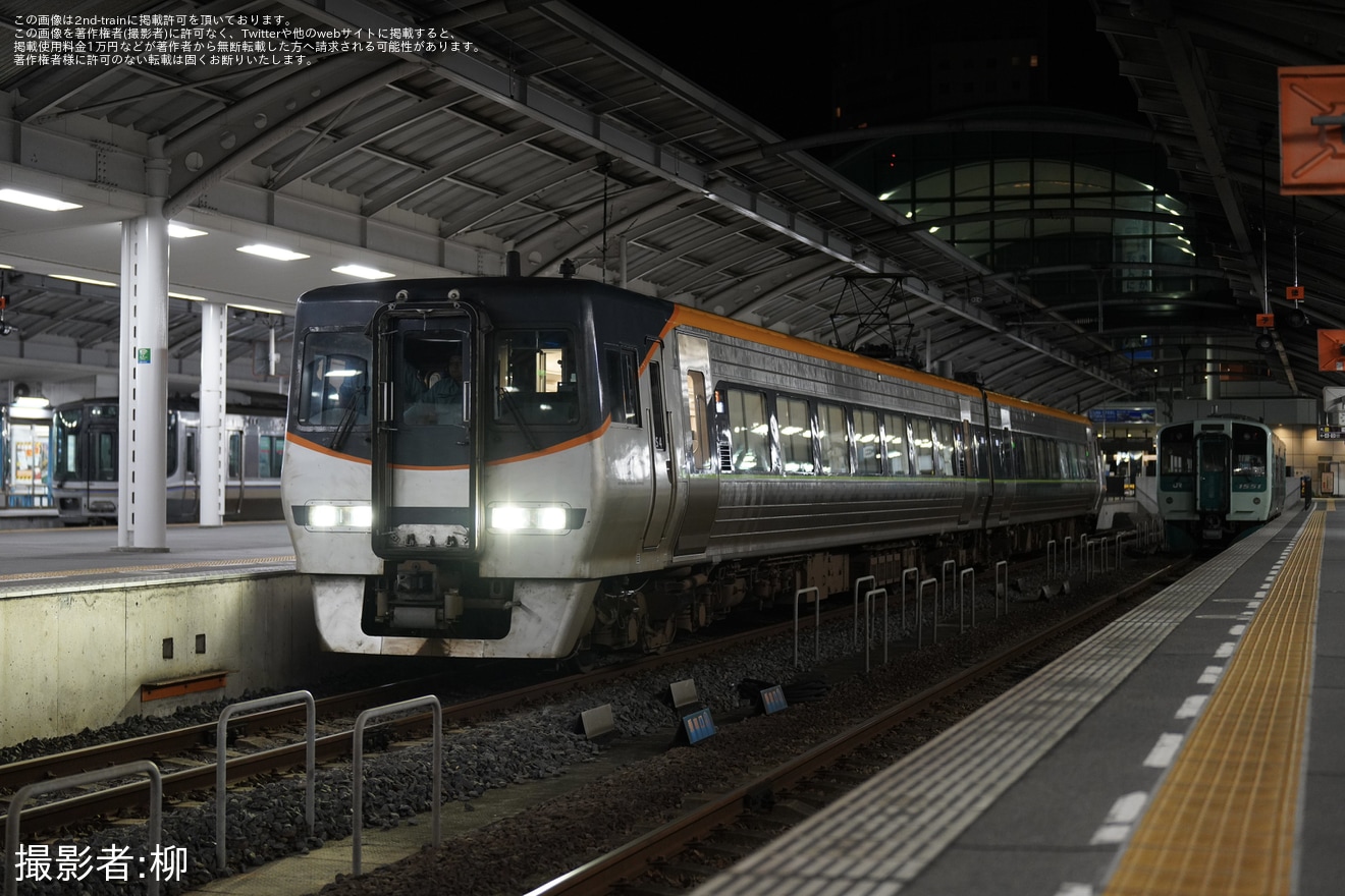 【JR四】8000系S4編成が中間車を抜いた2両編成で試運転の拡大写真
