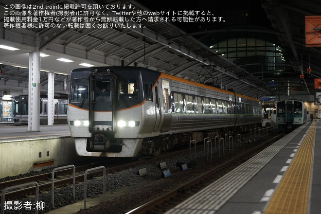 【JR四】8000系S4編成が中間車を抜いた2両編成で試運転（1枚目）
