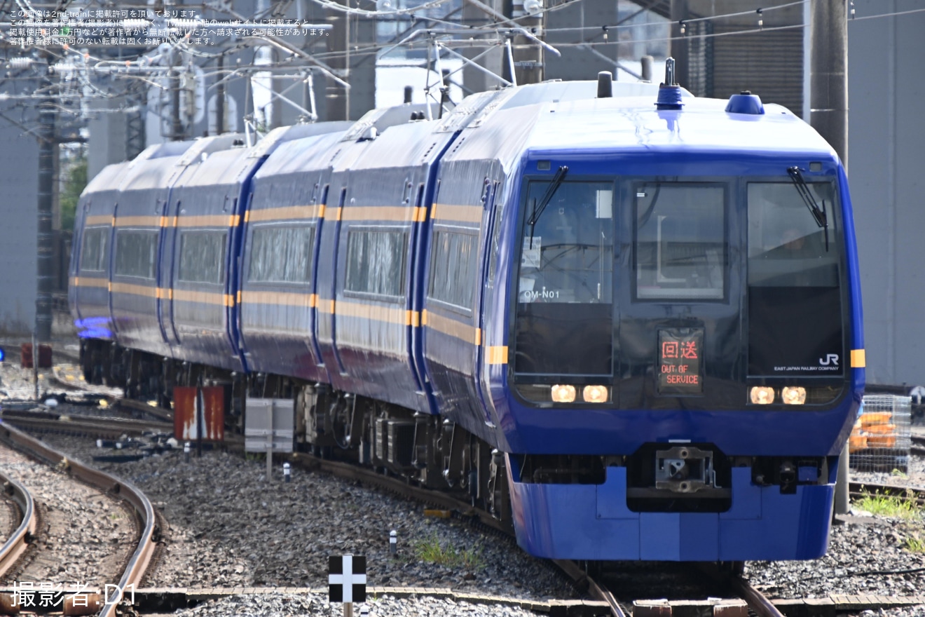 【JR東】253系OM-N01編成が新塗装化を終え大宮総合車両ベース出場回送の拡大写真