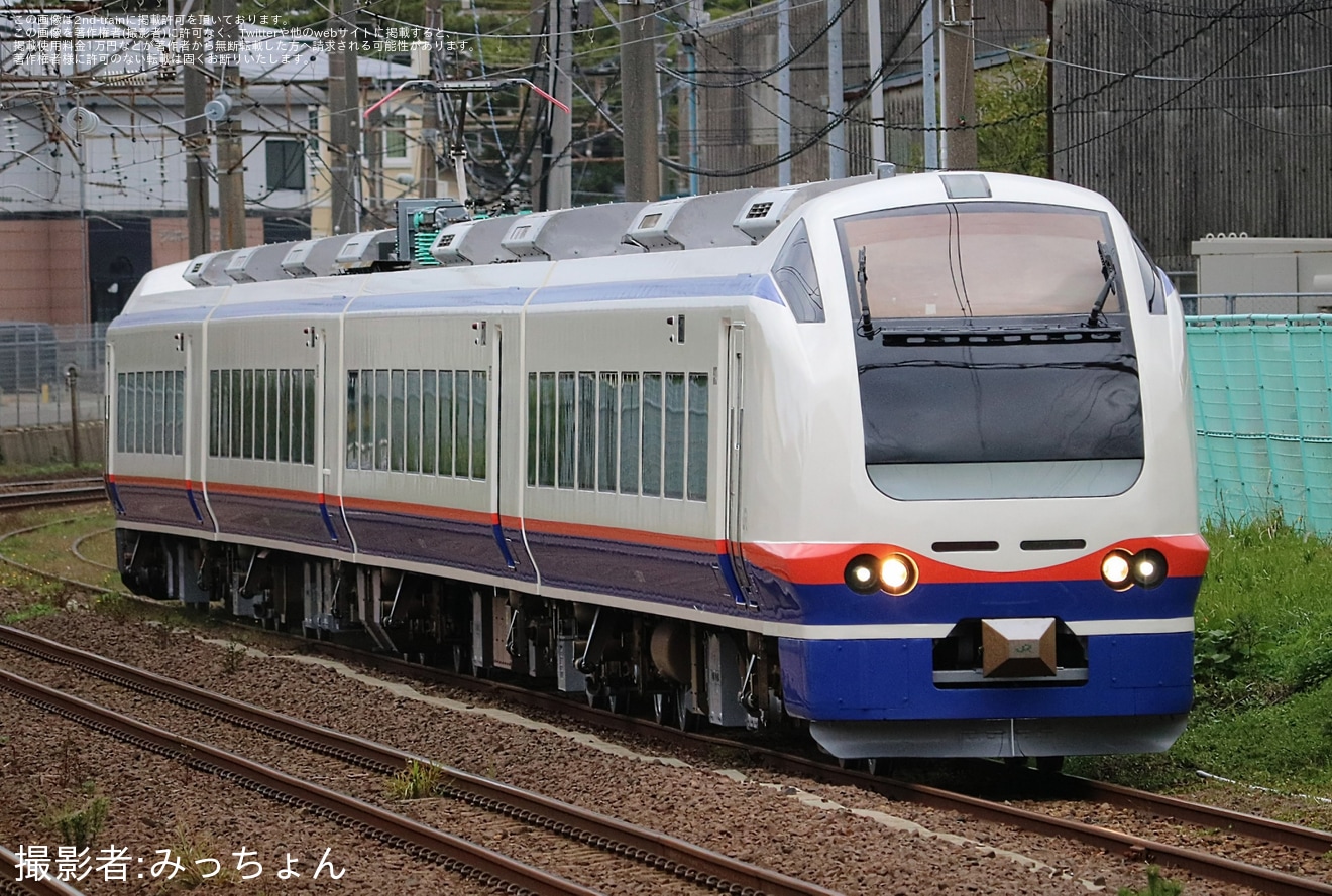 【JR東】E653系H-201編成が秋田総合車両ベースで構内試運転の拡大写真
