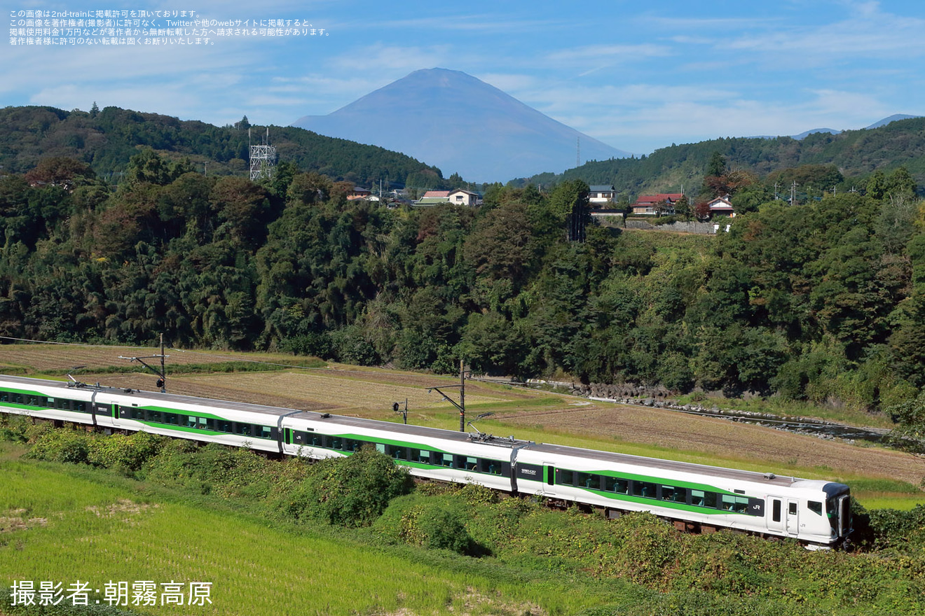 【JR東】E257系OM-51編成で臨時特急「Mt.Fuji御殿場」を運行の拡大写真