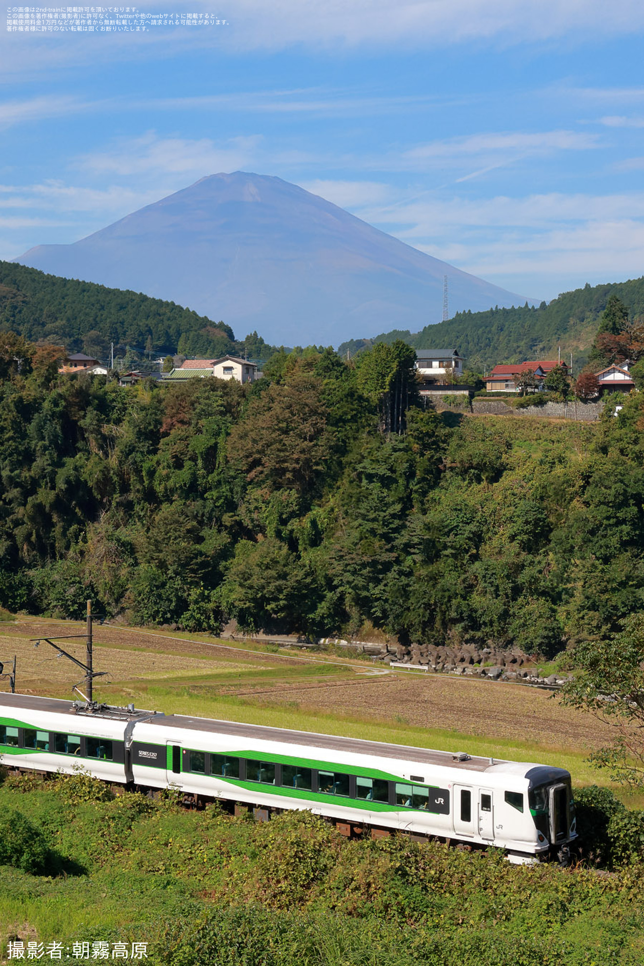 【JR東】E257系OM-51編成で臨時特急「Mt.Fuji御殿場」を運行の拡大写真