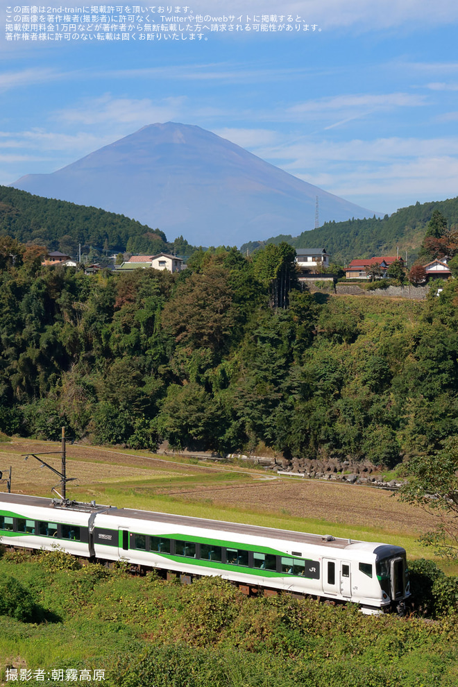 【JR東】E257系OM-51編成で臨時特急「Mt.Fuji御殿場」を運行（3枚目）
