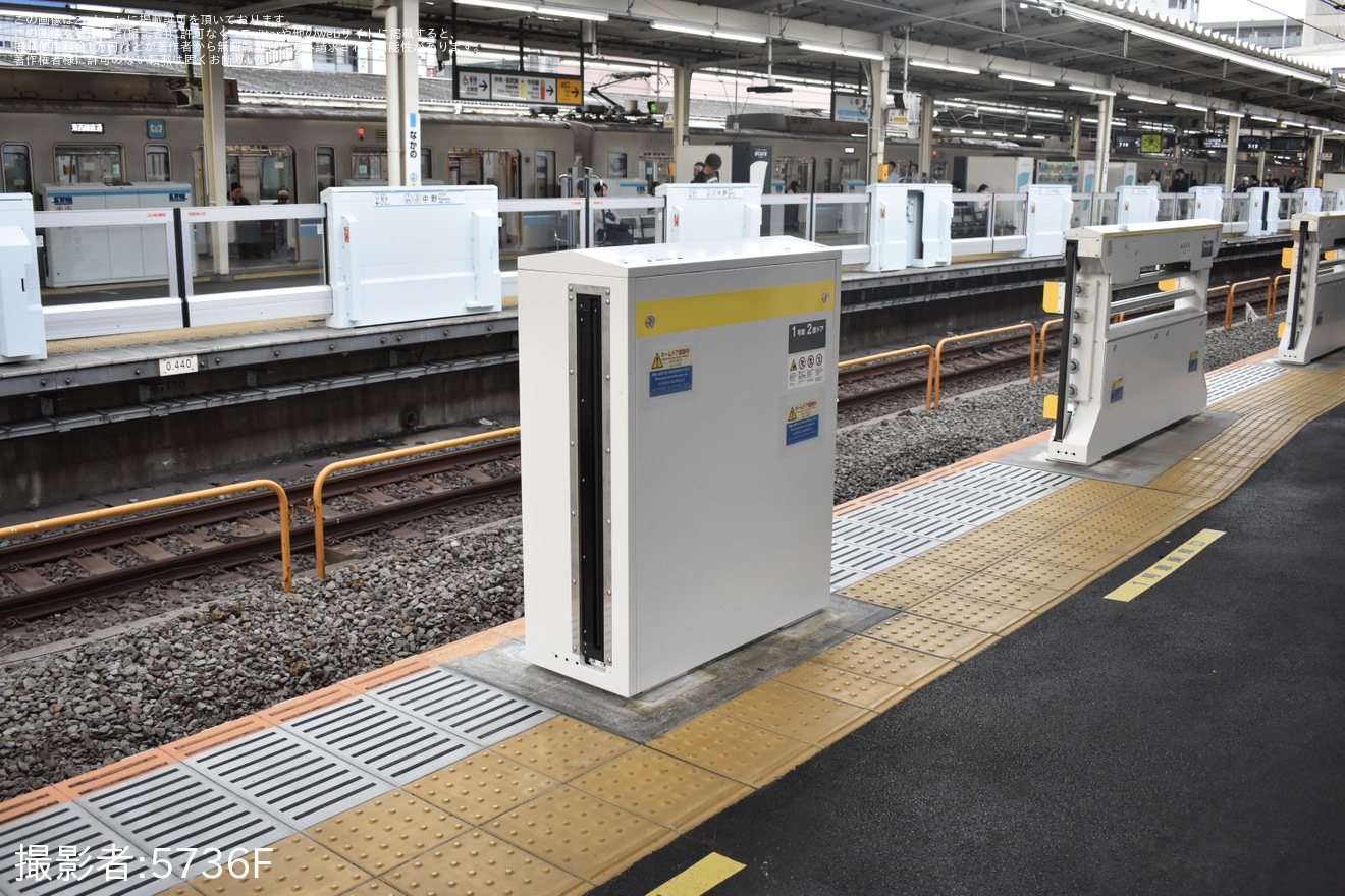 【JR東】中央・総武線各駅停車 中野駅5番線にホームドアが設置の拡大写真