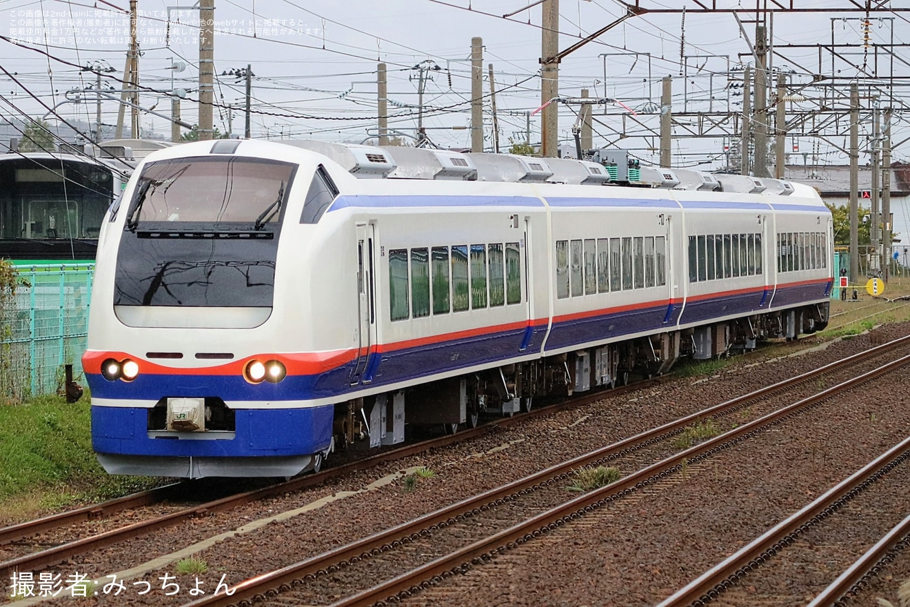 【JR東】E653系H-201編成が秋田総合車両ベースで構内試運転の拡大写真